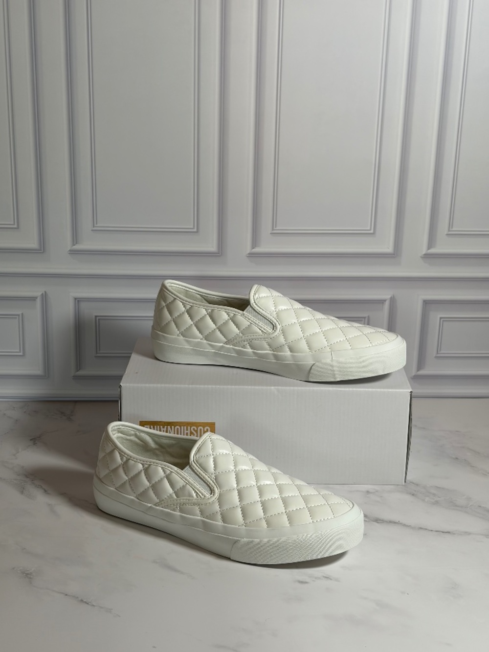 Cushionaire Faze White Quilted Slip On Sneakers Size 10 NWB No Lid to Box
